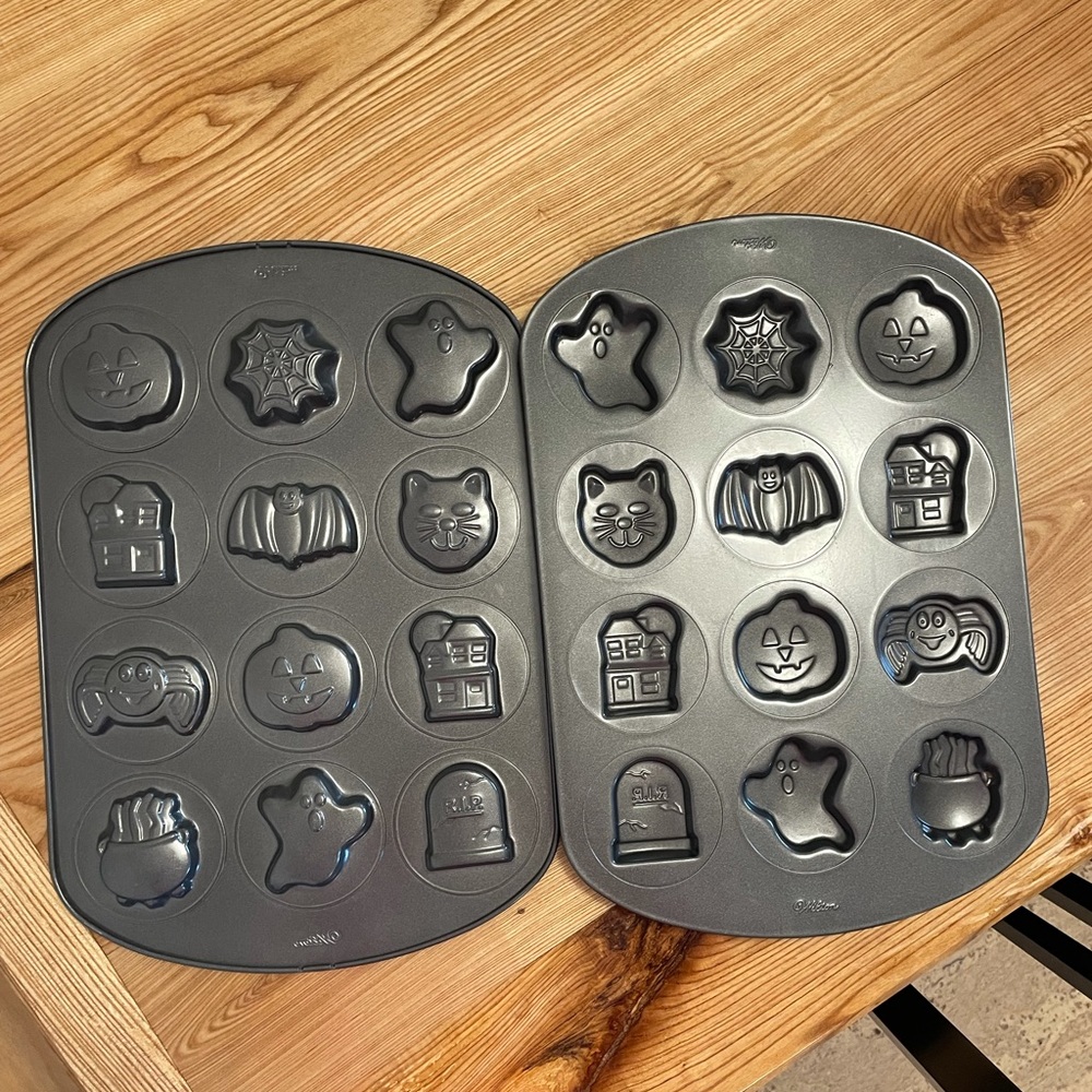 Like new Wilson Halloween cookie trays